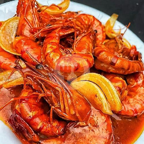 Lobster besar dengan saus khas